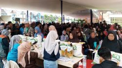Ratusan Warga Padati Pembagian Bantuan Pangan di Cipageran