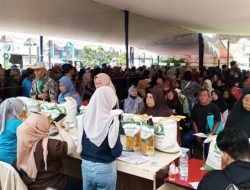 Ratusan Warga Padati Pembagian Bantuan Pangan di Cipageran