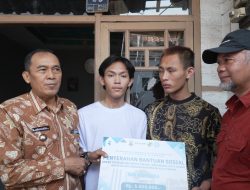 Wali Kota Cimahi Serahkan Bantuan Sosial dan Lakukan Home Visit kepada PPKS di Baros dan Padasuka