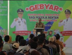 Wujud Kepedulian Pemkot, Ribuan Pekerja Rentan Terima Kartu Jaminan Sosial Ketenagakerjaan